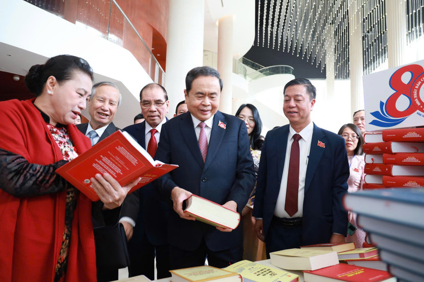 Lãnh đạo, nguyên lãnh đạo Đảng, Nhà nước, Quốc hội cùng các đại biểu tham quan khu vực trưng bày sách của nhà xuất bản. Ảnh: BTC