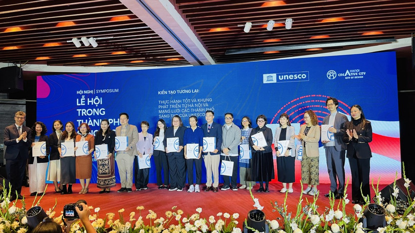 Đại diện các Thành phố sáng tạo nhận quà lưu niệm.