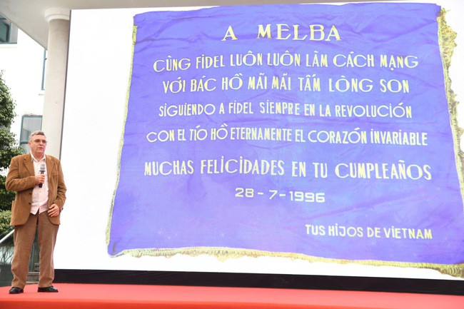 Bức trướng của bà Melba Hernandez Rodriguez, nguyên Đại sứ đặc mệnh toàn quyền Cuba tại Việt Nam được tặng nhân dịp sinh nhật lần thứ 75, ngày 28/7/1996