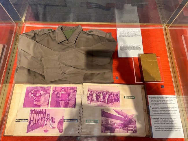 Các tư liệu, hiện vật trưng bày tại triển lãm phản ánh mối quan hệ nghĩa tình giữa hai đất nước Việt Nam - Cuba.