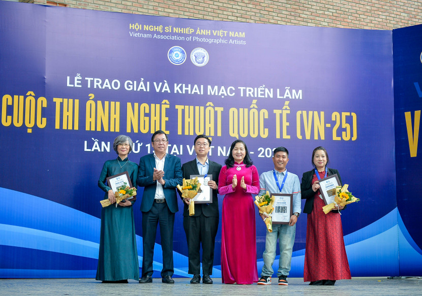 Trao huy chương Bạc cho các tác giả.