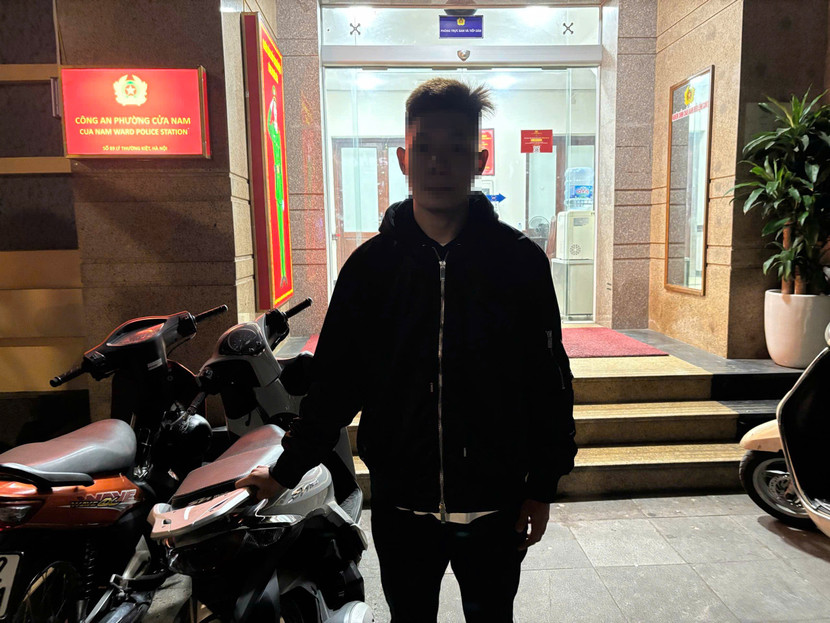 Nam thanh niên ngồi sau chiếc xe lạng lách, đánh võng, &quot;bốc đầu&quot; trên phố để hai đối tượng còn lại dùng điện thoại quay clip