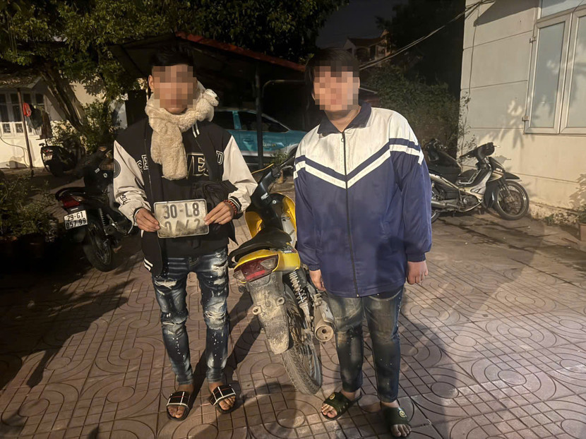 Hai thiếu niên chở nhau bằng chiếc xe máy không rõ nguồn gốc