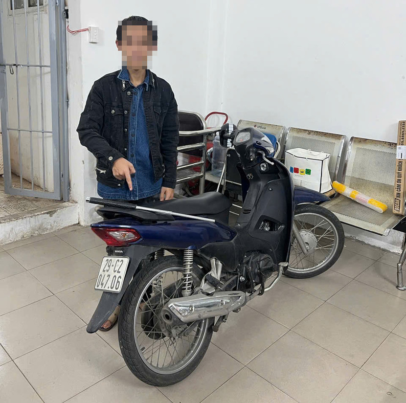 Nam thanh niên bị phát hiện mang theo gậy 3 khúc để phòng thân