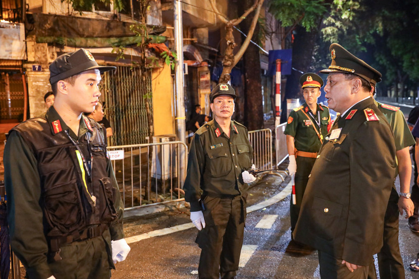 Đồng chí Giám đốc Công an Hà Nội căn dặn, động viên cán bộ chiến sĩ thực hiện tốt nhiệm vụ bảo vệ các đoàn đại biểu và nhân dân đến kính viếng Tổng Bí thư Nguyễn Phú Trọng