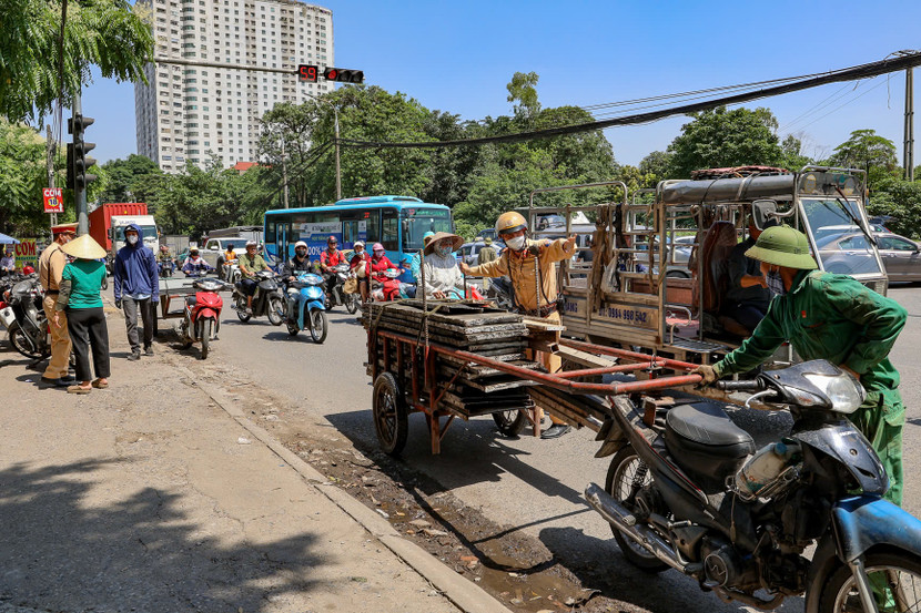 Không chỉ mất mỹ quan đô thị mà còn gây nguy cơ tai nạn giao thông