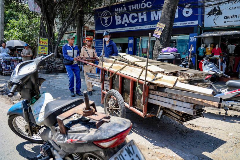 Một xe máy kéo theo xe lôi phía sau đã nguy hiểm rồi, lại còn chở vật liệu sắt thép cồng kềnh, tiềm ẩn rất nhiều nguy cơ gây tai nạn giao thông