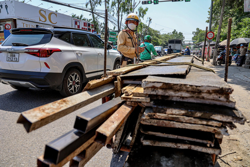 Những chiếc xe lôi, xe kéo chở hàng như thế này vẫn diễn ra phổ biến ở nhiều địa bàn tại Hà Nội