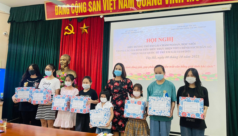 Quận Tây Hồ biểu dương, khen thưởng trẻ em gái chăm ngoan, học giỏi