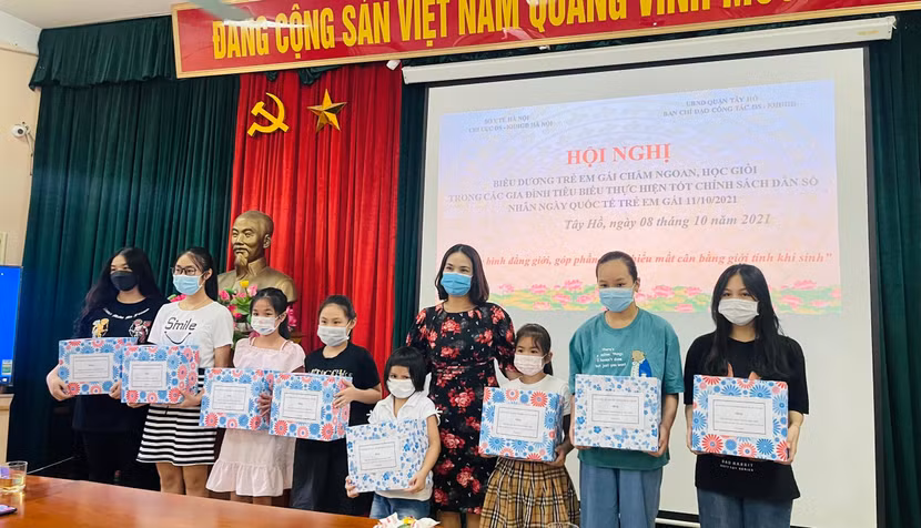 Quận Tây Hồ biểu dương, khen thưởng trẻ em gái chăm ngoan, học giỏi