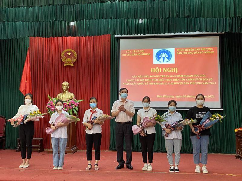 Biểu dương các trẻ em gái chăm ngoan, học giỏi ở huyện Đan Phượng