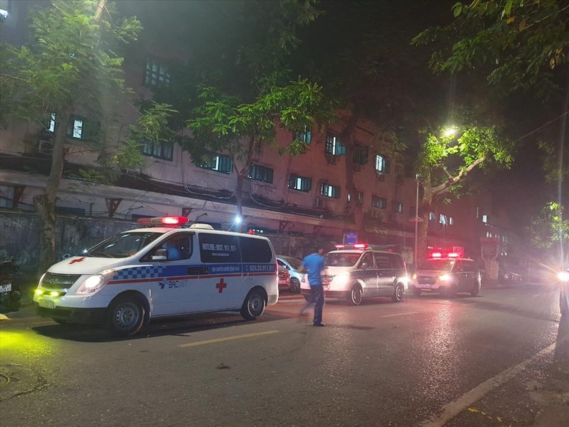 Xe cứu thương đưa các F0 tại Bệnh viện Việt Đức đi điều trị tối 2-10 Xe cứu thương đưa các F0 tại Bệnh viện Việt Đức đi điều trị tối 2-10