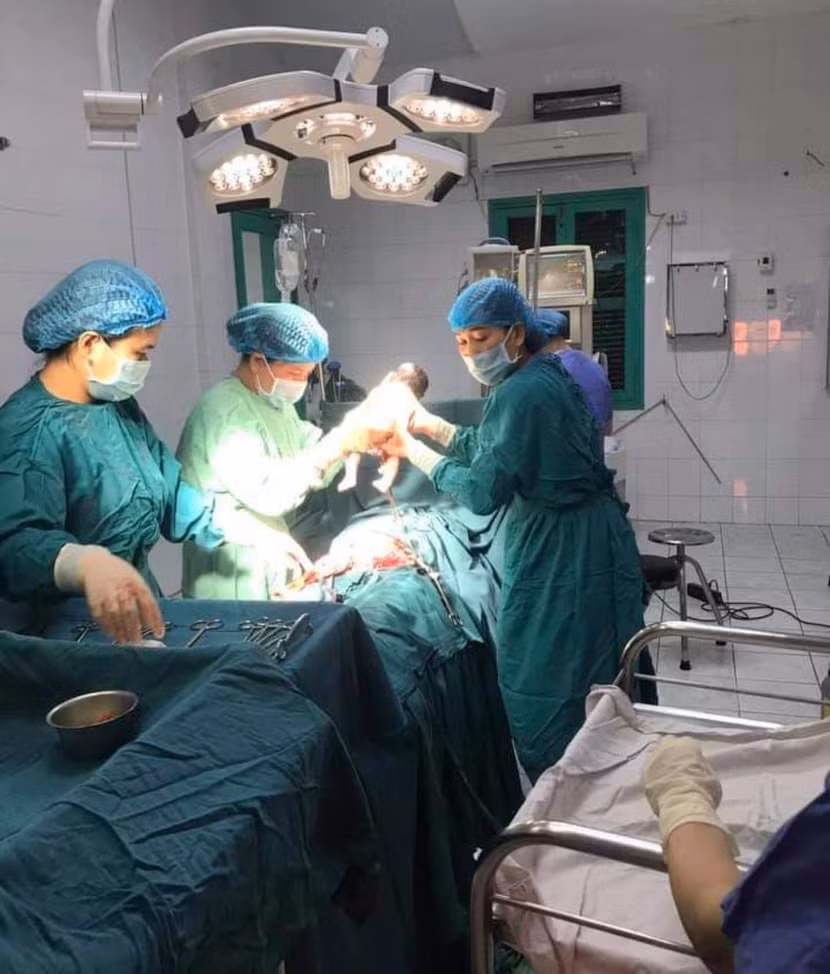 Ca mổ đẻ cho sản phụ H.T.A.R. (Ảnh: TTYT Hướng Hóa)