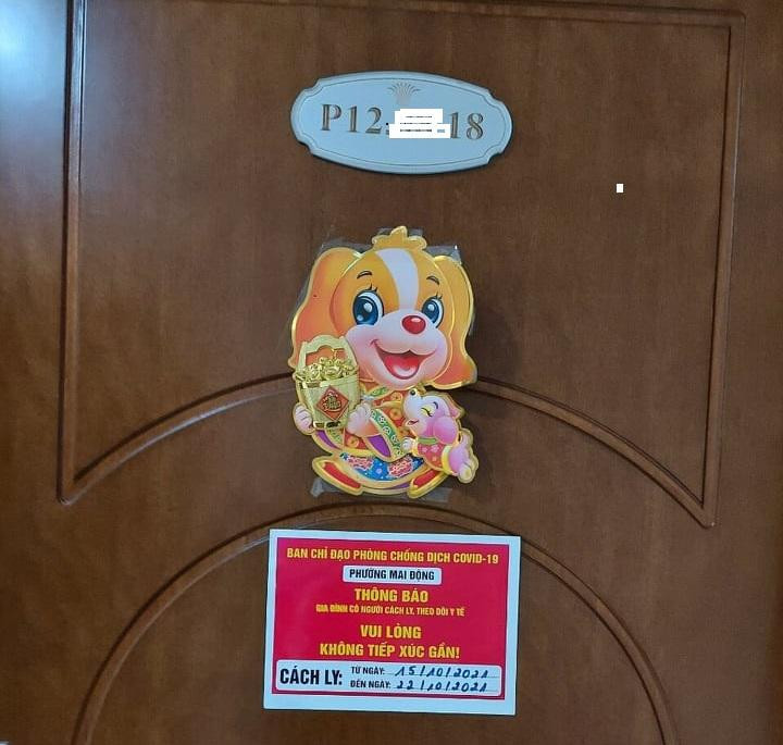 Dán thông báo cách ly trước cửa một hộ dân ở chung cư Park Hill