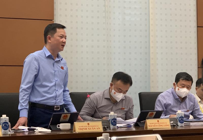 ĐBQH Trịnh Xuân An thảo luận tổ tại Quốc hội