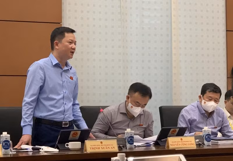 ĐBQH Trịnh Xuân An thảo luận tổ tại Quốc hội
