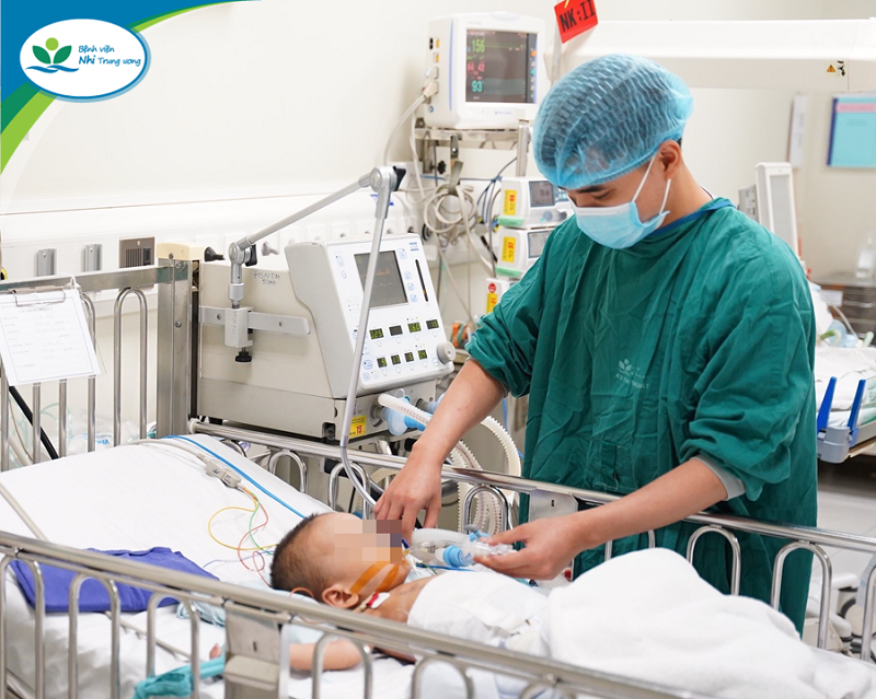 Bệnh nhi đang được điều trị tại Bệnh viện Nhi Trung ương Bệnh nhi đang được điều trị tại Bệnh viện Nhi Trung ương