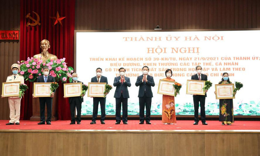 Bí thư Thành ủy Hà Nội và Trưởng ban Tuyên giáo Trung ương trao Bằng khen của Thủ tướng Chính phủ cho các tập thể, cá nhân có thành tích xuất sắc. Bí thư Thành ủy Hà Nội và Trưởng ban Tuyên giáo Trung ương trao Bằng khen của Thủ tướng Chính phủ cho các tập thể, cá nhân có thành tích xuất sắc.