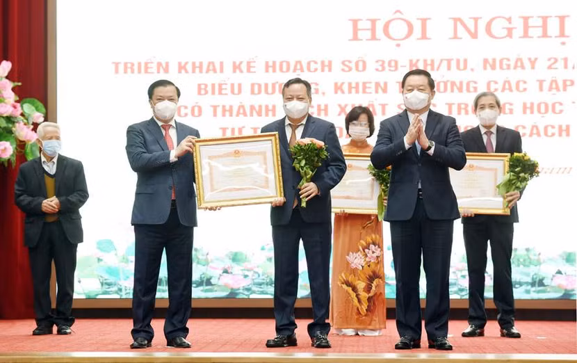 Bí thư Thành ủy Hà Nội Đinh Tiến Dũng, Trưởng ban Tuyên giáo Trung ương Nguyễn Trọng Nghĩa trao Bằng khen của Thủ tướng Chính phủ cho đồng chí Nguyễn Văn Phong, Phó Bí thư Thành ủy Hà Nội. Bí thư Thành ủy Hà Nội Đinh Tiến Dũng, Trưởng ban Tuyên giáo Trung ương Nguyễn Trọng Nghĩa trao Bằng khen của Thủ tướng Chính phủ cho đồng chí Nguyễn Văn Phong, Phó Bí thư Thành ủy Hà Nội.