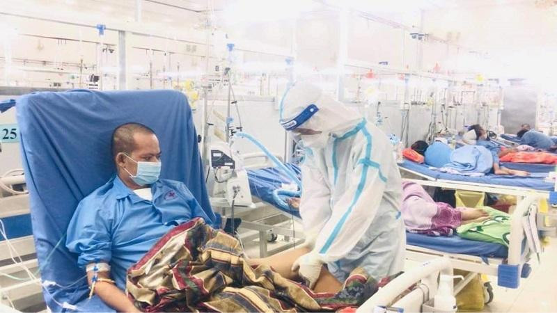 Điều trị bệnh nhân tại Trung tâm Hồi sức COVID-19 Trung ương ở Long An