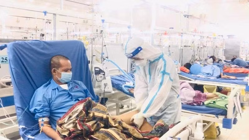 Điều trị bệnh nhân tại Trung tâm Hồi sức COVID-19 Trung ương ở Long An