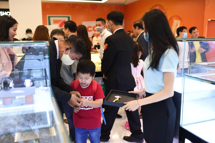 Menas Mall Saigon Airport được định hướng trở thành một điểm đến thế hệ mới, khơi dậy hành trình trải nghiệm bên trong mỗi khách hàng với các cửa hàng được thiết kế theo phong cách boutique sang trọng và độc đáo