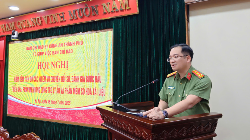 Đại tá Đoàn Đức Thắng - Trưởng phòng Tham mưu, CATP Hà Nội báo cáo tóm tắt tiến độ triển khai công tác chuyển đổi số của CATP