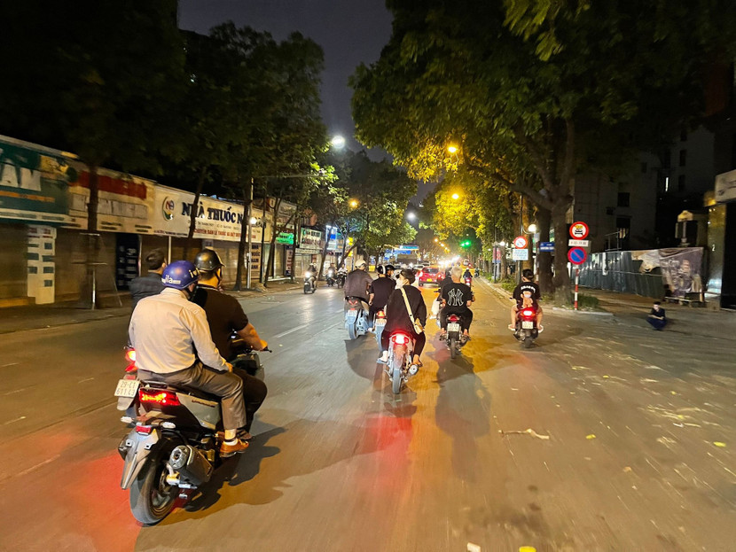 Các đối tượng điều khiển xe máy chở nhau đầu trần, phóng nhanh trên phố Các đối tượng điều khiển xe máy chở nhau đầu trần, phóng nhanh trên phố