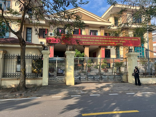 Tòa án nhân dân quận Long Biên sẽ xét xử vụ án theo mô hình Tòa án gia đình và trẻ vị thành niên. Tòa án nhân dân quận Long Biên sẽ xét xử vụ án theo mô hình Tòa án gia đình và trẻ vị thành niên.