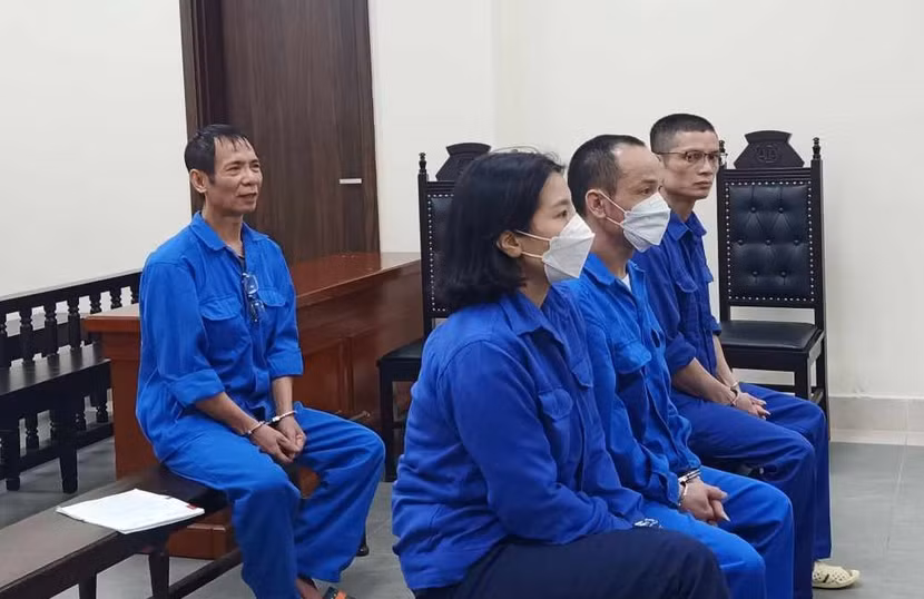 Các bị cáo bị đưa ra xét xử tại phiên tòa.