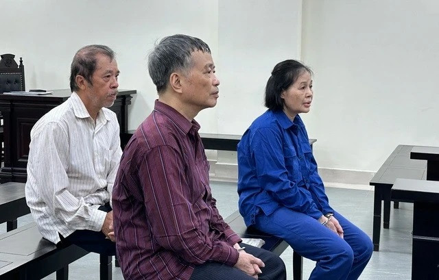 Các bị cáo trong vụ án bị đưa ra xét xử tại phiên tòa.