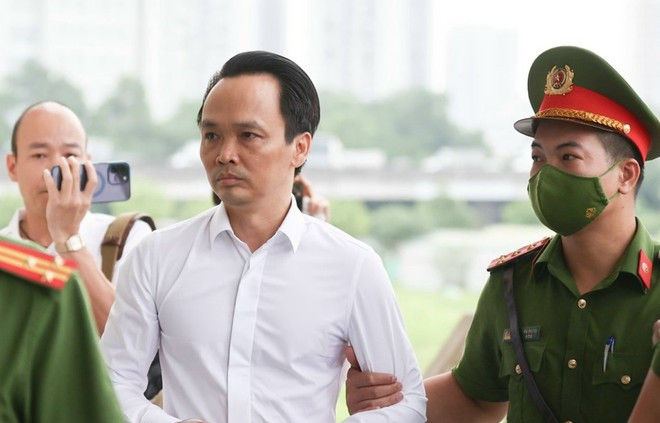 Bị cáo Trịnh Văn Quyết - cựu Chủ tịch Tập đoàn FLC bị dẫn giải đến phiên tòa sơ thẩm.