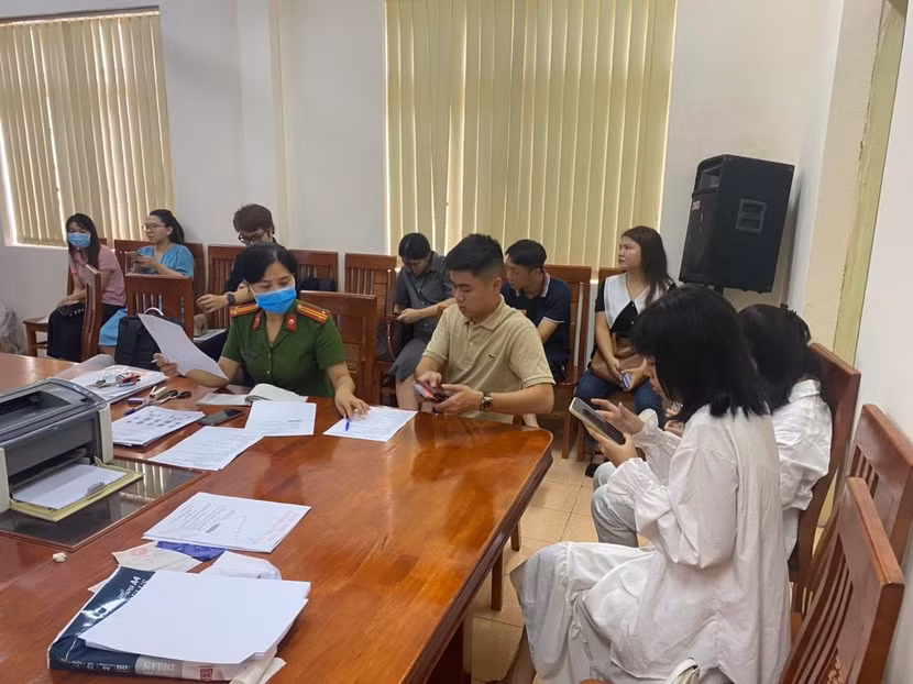 Nhiều trường hợp là sinh viên sau khi nhập học đã được Công an các phường mời lên làm thủ tục cấp căn cước công dân gắn chíp