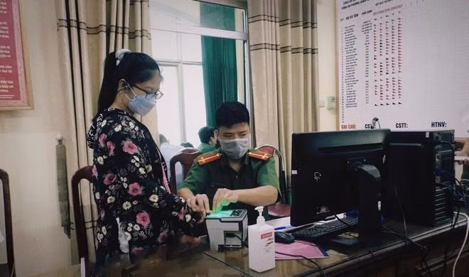 Cán bộ chiến sĩ Công an phường Quan Hoa tranh thủ làm cả giờ nghỉ trưa