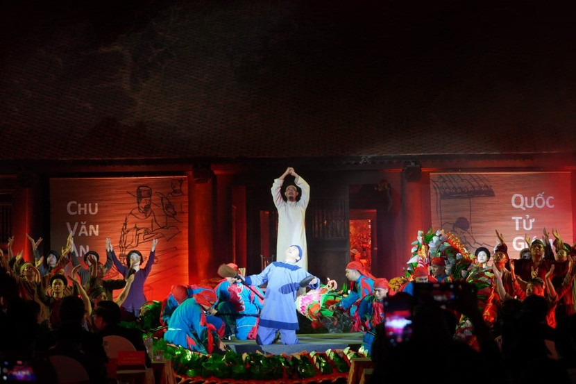 Trích đoạn sân khấu "Học trò thủy thần" do các nghệ sĩ Nhà hát Kịch Hà Nội thể hiện Trích đoạn sân khấu "Học trò thủy thần" do các nghệ sĩ Nhà hát Kịch Hà Nội thể hiện