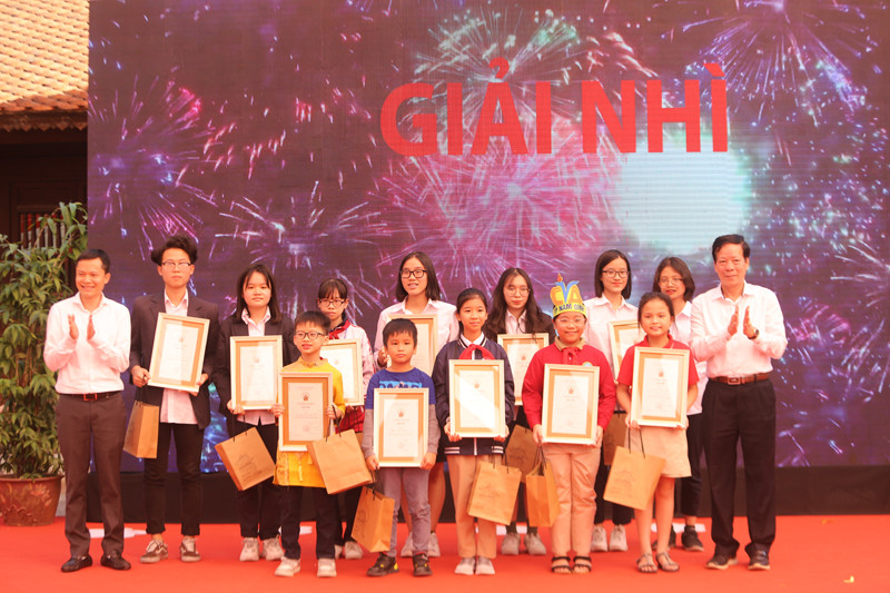 BTC trao giải Nhì cho các em học sinh đoạt giải BTC trao giải Nhì cho các em học sinh đoạt giải