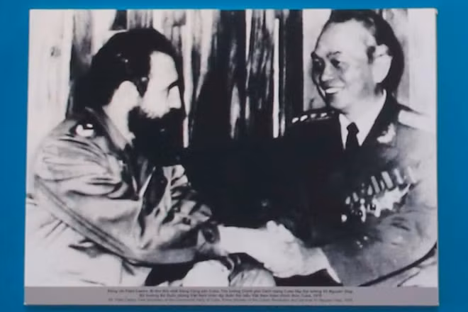 Hình ảnh Đại tướng Võ Nguyên Giáp và lãnh tụ Cuba Fidel Castro trưng bày tại triển lãm lần này Hình ảnh Đại tướng Võ Nguyên Giáp và lãnh tụ Cuba Fidel Castro trưng bày tại triển lãm lần này