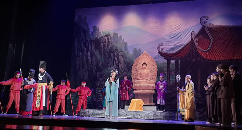 NSND Lệ Ngọc (áo xanh) trong vai công chúa Diệu Thiện