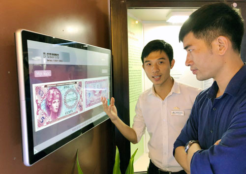 Du khách tham quan triển lãm Du khách tham quan triển lãm