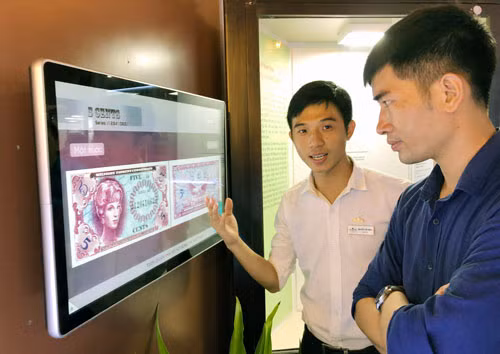 Du khách tham quan triển lãm Du khách tham quan triển lãm