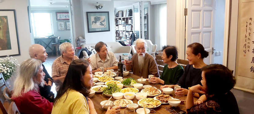 Hình ảnh cuối cùng của dịch giả Đoàn Tử Huyến bên bạn bè tại nhà của nhà phê bình văn học Phạm Xuân Nguyên