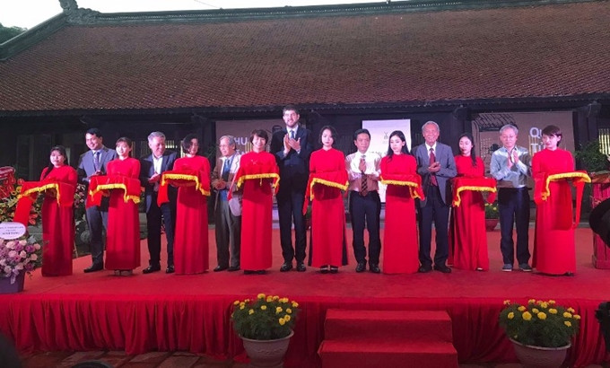 Các đại biểu cắt băng khai mạc triển lãm Các đại biểu cắt băng khai mạc triển lãm