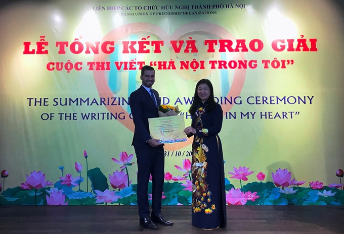 Chủ tịch Liên hiệp các tổ chức hữu nghị thành phố Hà Nội Nguyễn Lan Hương trao giải Nhất cho tác giả người Palestine Saleem Hammad với bài viết " Hà Nội trong trái tim tôi" Chủ tịch Liên hiệp các tổ chức hữu nghị thành phố Hà Nội Nguyễn Lan Hương trao giải Nhất cho tác giả người Palestine Saleem Hammad với bài viết " Hà Nội trong trái tim tôi"