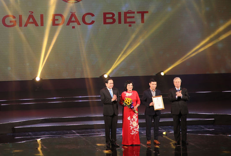 Ủy viên Bộ Chính trị, Thường trực Ban Bí thư Trần Quốc Vượng và Bí thư Trung ương Đảng, Chủ tịch Ủy ban Trung ương Mặt trận Tổ quốc Việt Nam Trần Thanh Mẫn trao Giải Đặc biệt cho các tác giả Đài Truyền hình Việt Nam