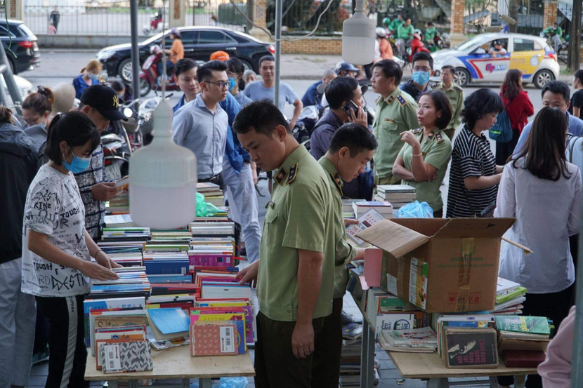 Cơ quan chức năng tiến hành thu giữ một số đầu sách có dấu hiệu làm giả