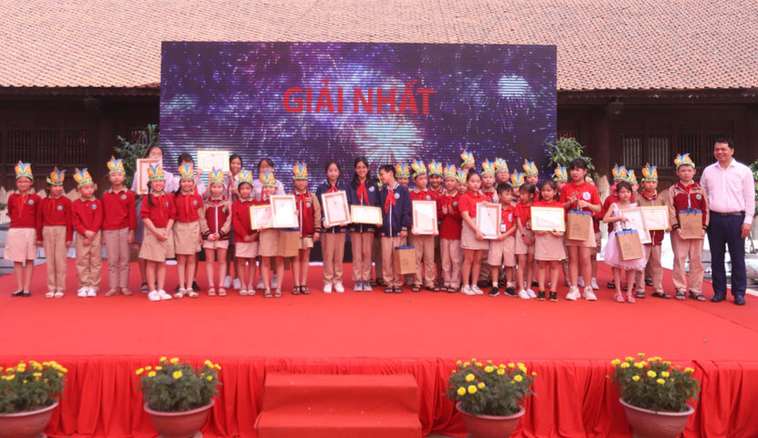 Ban tổ chức trao giải Nhất cho các thí sinh có bài thi xuất sắc. Ban tổ chức trao giải Nhất cho các thí sinh có bài thi xuất sắc.