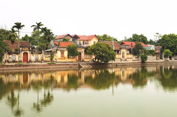 Kiến trúc mới và cũ đan xen nhau ở làng Nôm (Hưng Yên)