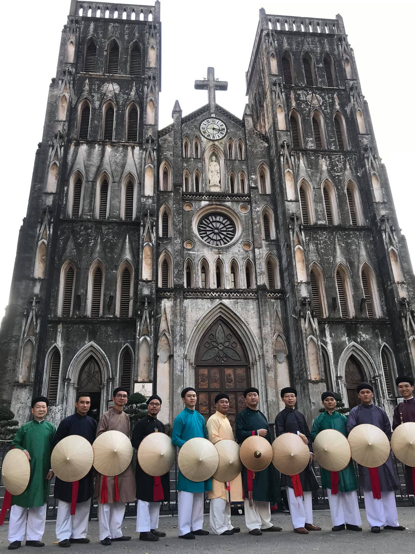 Các thành viên Câu lạc bộ Đình làng Việt trong bộ trang phục áo dài nam Các thành viên Câu lạc bộ Đình làng Việt trong bộ trang phục áo dài nam