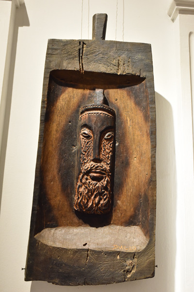 Tác phẩm phù điêu chân dung mặt người của họa sĩ Bùi Đức Tác phẩm phù điêu chân dung mặt người của họa sĩ Bùi Đức