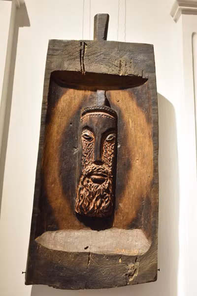 Tác phẩm phù điêu chân dung mặt người của họa sĩ Bùi Đức